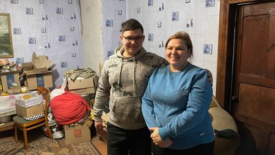 Родина "павучків". Миколаївська сім'я облаштувала волонтерський штаб в себе вдома Родина "павучків". Миколаївська сім'я облаштувала волонтерський штаб в себе вдома