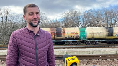 Намагалися дістати зброю: як сумські залізничники ловили російський БТР Намагалися дістати зброю: як сумські залізничники ловили російський БТР