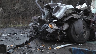 Через зіткнення легковика з вантажівкою у Краматорську загинув чоловік. ФОТО Через зіткнення легковика з вантажівкою у Краматорську загинув чоловік. ФОТО