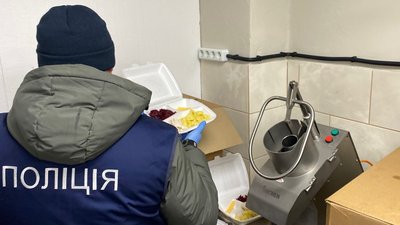 Поліцейський оглядає порцію з їжею