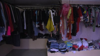 Взяти речі можуть усі охочі: на Донеччині працює крамниця безкоштовних речей Взяти речі можуть усі охочі: на Донеччині працює крамниця безкоштовних речей
