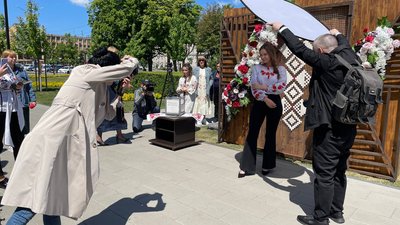 "Вишиваємо перемогу": у Черкасах під час фотосесії збирали гроші для ЗСУ "Вишиваємо перемогу": у Черкасах під час фотосесії збирали гроші для ЗСУ