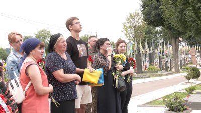 У Житомирі попрощалися із двома військовими, які загинули за Україну У Житомирі попрощалися із двома військовими, які загинули за Україну