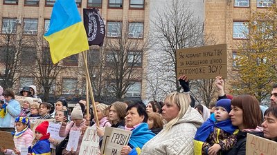 У Черкасах під міськрадою відбулася акція протесту — вимагали гроші на ЗСУ У Черкасах під міськрадою відбулася акція протесту — вимагали гроші на ЗСУ