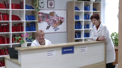 Прикрашає стіну амбулаторії: на Рівненщині жінка вишила мапу України Прикрашає стіну амбулаторії: на Рівненщині жінка вишила мапу України