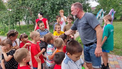 Іноземець, якого виховали в дитбудинку їздить Україною та пригощає дітей Іноземець, якого виховали в дитбудинку їздить Україною та пригощає дітей