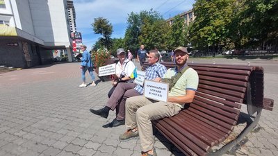 У Черкасах під міськрадою мітингували члени кооперативу Сирена У Черкасах під міськрадою мітингували члени кооперативу Сирена