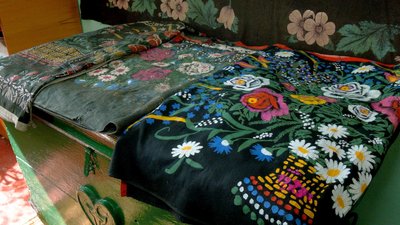На Вінниччині школярі розмальовують килими гуашшю На Вінниччині школярі розмальовують килими гуашшю