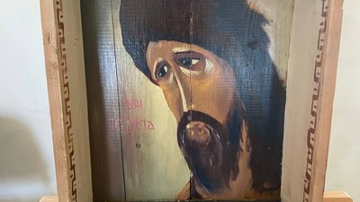 "Ікони замість патронів". У Чернівцях представили виставку ікон на ящиках від боєприпасів "Ікони замість патронів". У Чернівцях представили виставку ікон на ящиках від боєприпасів
