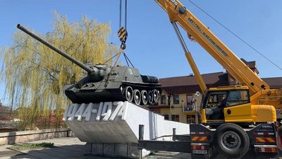 Монументальна декомунізація: яких пам'ятників позбулося Рівне у 2022 році Монументальна декомунізація: яких пам'ятників позбулося Рівне у 2022 році