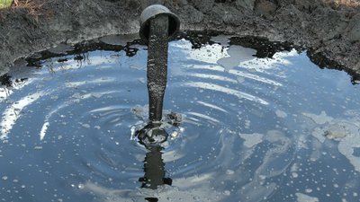 У селі Міжгір’я на Прикарпатті зі старих свердловин витікає нафта у городи жителів та місцеву річку У селі Міжгір’я на Прикарпатті зі старих свердловин витікає нафта у городи жителів та місцеву річку