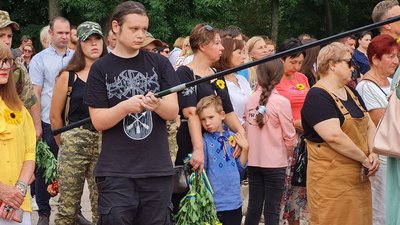 "Ми нагадуємо жителям, що у нас війна". У Кропивницькому відбулась Хода пам'яті "Ми нагадуємо жителям, що у нас війна". У Кропивницькому відбулась Хода пам'яті