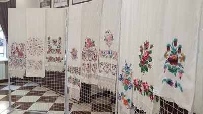 На фото колекція вишитих рушників з різних регіонів України. На фото колекція вишитих рушників з різних регіонів України.