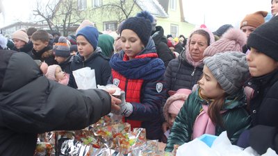 Волонтери та військові привітали дітей Новоселівки з Днем Святого Миколая Волонтери та військові привітали дітей Новоселівки з Днем Святого Миколая