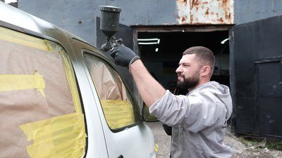 Волонтер Валерій після повномасштабного вторгнення вирішив фарбувати машини для ЗСУ Волонтер Валерій після повномасштабного вторгнення вирішив фарбувати машини для ЗСУ