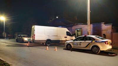 П’яний і без прав: у Чернігові водій на мікроавтобусі врізався у житловий будинок П’яний і без прав: у Чернігові водій на мікроавтобусі врізався у житловий будинок