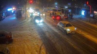 ДТП у Дніпрі: автівку винесло на громадську зупинку, двоє людей травмувалися
