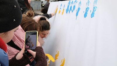 Вінничани з відбитків долонь створили 11-метровий прапор України