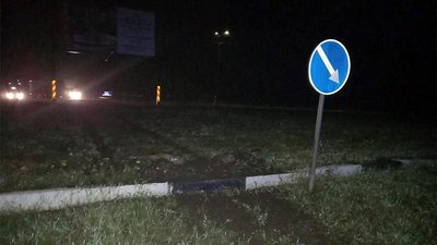 Не впорався з керуванням та допустив наїзд на бордюрний камінь кругового перехрестя, - поліція. Фото: ГУ НП у Хмельницькій області Не впорався з керуванням та допустив наїзд на бордюрний камінь кругового перехрестя, - поліція. Фото: ГУ НП у Хмельницькій області