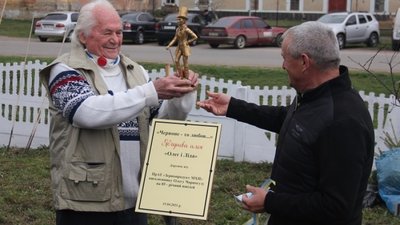 На Вінниччині з нагоди 85-річчя сатирика Олега Чорногуза висадили яблуневу алею На Вінниччині з нагоди 85-річчя сатирика Олега Чорногуза висадили яблуневу алею
