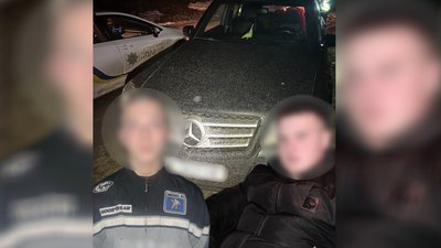 Підлітки, які їхали на автомобілі Mercedes