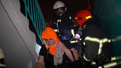 Людей евакуйовували з задимленої квартири у спеціальних захисних масках, 23 серпня 2023, Хмельницький. Людей евакуйовували з задимленої квартири у спеціальних захисних масках, 23 серпня 2023, Хмельницький.