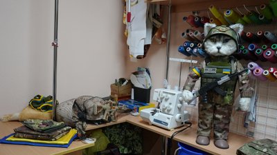 Шиє речі, щоб допомогти ЗСУ. Волонтерка з Херсона робить ковдри та м’які ноші для військових Шиє речі, щоб допомогти ЗСУ. Волонтерка з Херсона робить ковдри та м’які ноші для військових