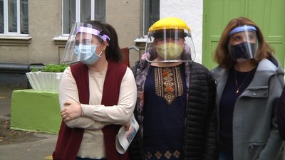 У житомирській школі №21 вчителі проводять уроки в захисних екранах У житомирській школі №21 вчителі проводять уроки в захисних екранах