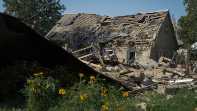 "Наш будинок зруйнований вщент". Жителі Дніпра розбирають завали на місці падіння ракети "Наш будинок зруйнований вщент". Жителі Дніпра розбирають завали на місці падіння ракети