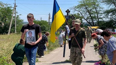 Жителі Малої Коренихи у "живому коридорі" віддають шану бійцю Жителі Малої Коренихи у "живому коридорі" віддають шану бійцю