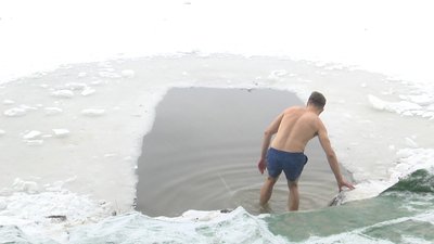 Купання та освячення води. Як у Львові святкували Водохреще