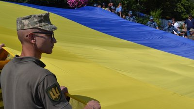 У центрі Одеси розгорнули 30-метровий прапор України. Фоторепортаж