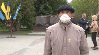 До Дня Героїв тернополяни поклали квіти до стели "Загинули за волю України" До Дня Героїв тернополяни поклали квіти до стели "Загинули за волю України"