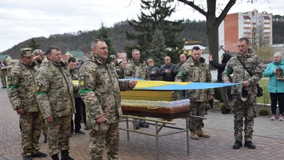 На Тернопільщині попрощалися із бійцем Русланом Борцовим На Тернопільщині попрощалися із бійцем Русланом Борцовим