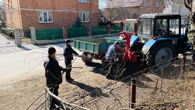 Жителі Тернопільщини прибирають цвинтарі, де поховані поляки Жителі Тернопільщини прибирають цвинтарі, де поховані поляки