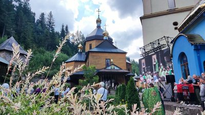 На Прикарпатті у Манявському скиті відбулася всеукраїнська проща На Прикарпатті у Манявському скиті відбулася всеукраїнська проща