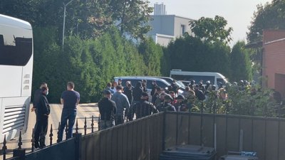 В Одесі пікетували з'їзд "ОПЗЖ": групу людей затримали, у них вилучили зброю В Одесі пікетували з'їзд "ОПЗЖ": групу людей затримали, у них вилучили зброю