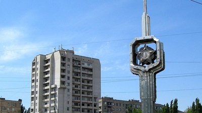 Вигляд стели на честь 40-річчя перемоги до демонтажу, серпень 2006 року, Миколаїв Вигляд стели на честь 40-річчя перемоги до демонтажу, серпень 2006 року, Миколаїв