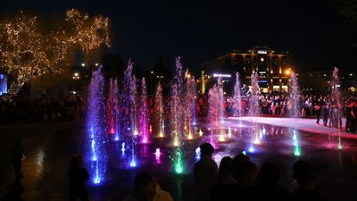 У Луцьку до Дня Європи презентували світломузичний фонтан У Луцьку до Дня Європи презентували світломузичний фонтан