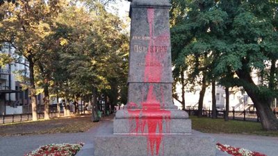 У Харкові пам'ятник Пушкіну облили червоною фарбою