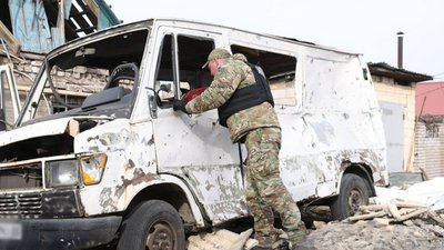 Зруйнована внаслідок російських обстрілів автівка у Запорізькому районі, 20 березня. 