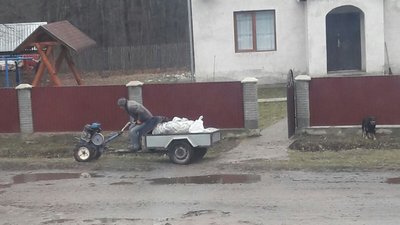 Жителі села звозять сміття Жителі села звозять сміття