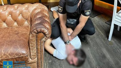 В Одесі місцевий житель вимагав 20 тисяч доларів за вплив на співробітників військкомату — прокуратура