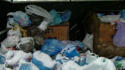 Сміттєвий колапс у Луцьку: комунальники працюють у посиленому режимі Сміттєвий колапс у Луцьку: комунальники працюють у посиленому режимі