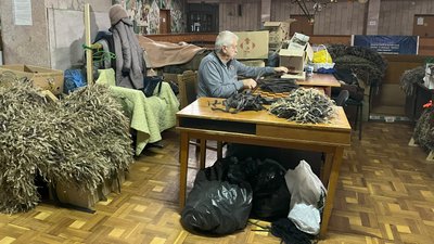 В Ужгороді волонтери третій рік в’яжуть маскувальні сітки, а також самостійно збирають гроші на матеріали В Ужгороді волонтери третій рік в’яжуть маскувальні сітки, а також самостійно збирають гроші на матеріали