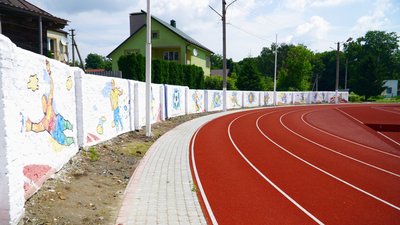 Студенти педколеджу у місті на Волині розмалювали 30 метровий паркан стадіону
