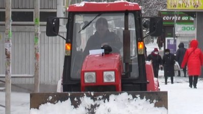 Сніг на Миколаївщині: дороги розчищав 71 спецавтомобіль Сніг на Миколаївщині: дороги розчищав 71 спецавтомобіль
