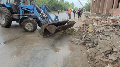 Наслідки обстрілу. Миколаївські комунальники забезпечують проїзд шляхами міста Наслідки обстрілу. Миколаївські комунальники забезпечують проїзд шляхами міста