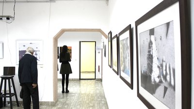 "Полюючи за тінню". У Франківську відкрилася виставка київського художника Олександра Жильцова