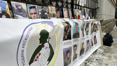 "Наших дітей привозять з тавром "самогубці": батьки загиблих під час служби солдатів приїхали під ОП "Наших дітей привозять з тавром "самогубці": батьки загиблих під час служби солдатів приїхали під ОП